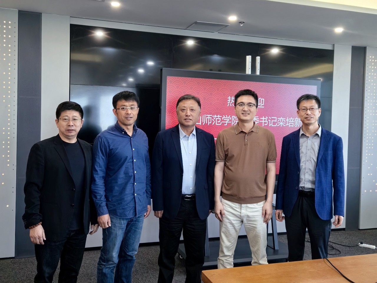 52d06f3de4614f18b3f3b6423b6409e6.jpg 52d06f3de4614f18b3f3b6423b6409e6.jpg